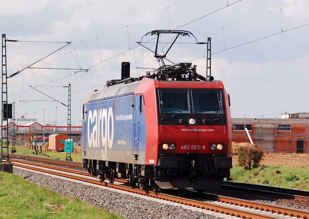 Auch die SBB-Cargolok 482 023-9 kommt mal wieder solo ber die Kbs 495 gen Sden gefahren an diesem Freitag den 20. April 2012.