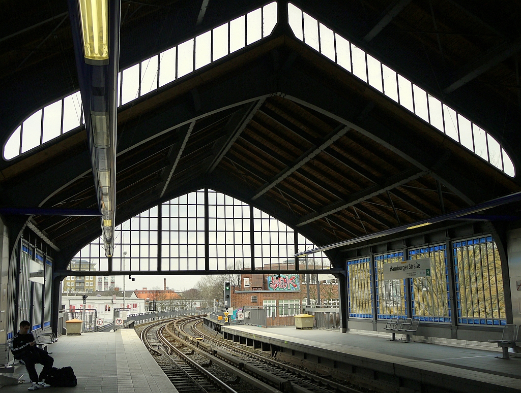 Auch die schne Holzkonstruktion des Daches der Hamburger U-Bahnstation  Hamburger Strae  wurde 2002 wieder freigelegt, nachdem man sie in den 70er Jahren mit schnder Blechpaneele verkleidet hatte. 14.4.2013