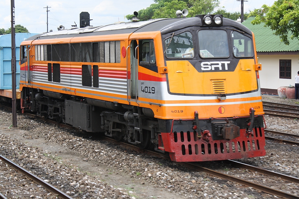 Auch schon im neuen Design zeigt sich die GEK 4019 (Co'Co', de, General Electric, Bj.1963, Fab.Nr. 34868) vor einem Containerzug in Richtung Kaeng Khoi am 13.Juni 2011 im Bf. Nakhon Ratchasima.