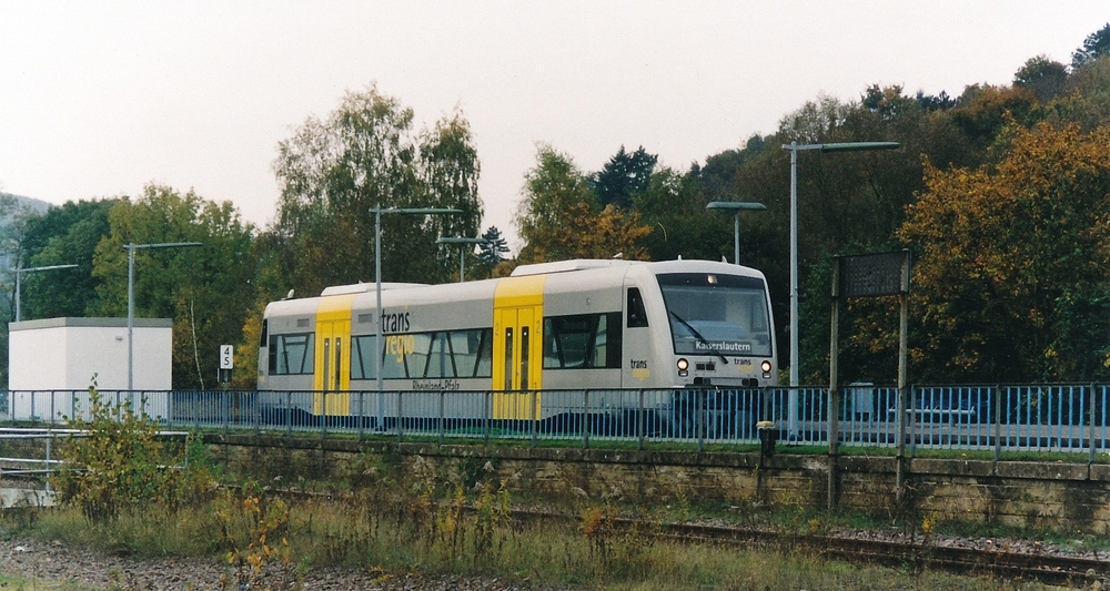 Auch schon Vergangenheit - trans regio in der Pfalz...

trans regio bediente bis Dezember 2008 einen Teil der Glantalbahn im Personenverkehr. Hier steht ein Regioshuttle im Bahnhof Kusel zur Abfahrt nach Kaiserslautern bereit. Scan vom Photo.

21.10.2000