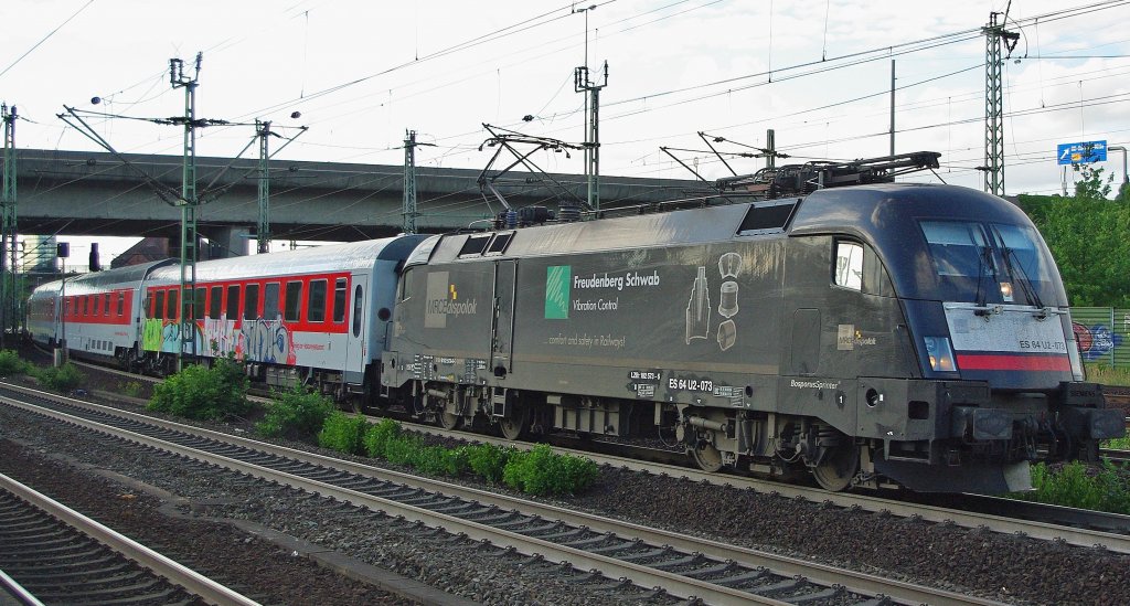 Auch eine sehenswerte Lok: 182 573-6 (ES 643 U2-073) bespannte den CNL 479 am 06.07.2010. Aufgenommen bei der Abfahrt in Hamburg-Harburg.