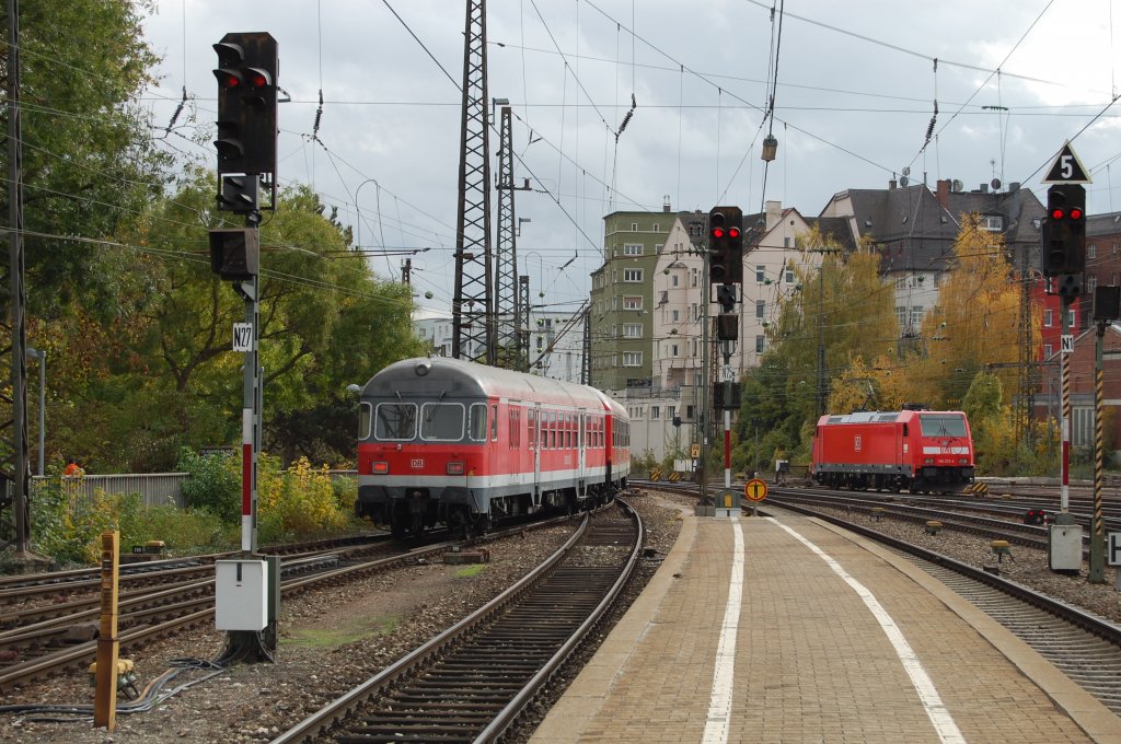 Auch sie sind selten geworden, die Karlsruher Steuerwagen, die noch im Besitz eines Faltbalgs sind. Bei diesem hier ist eben jener sogar verkehrsrot lackiert. Das Bild zeigt den Sonderling am 26.10.2009 bei der Ausfahrt aus dem Ulmer Hbf als Regionalzug nach Regensburg.
