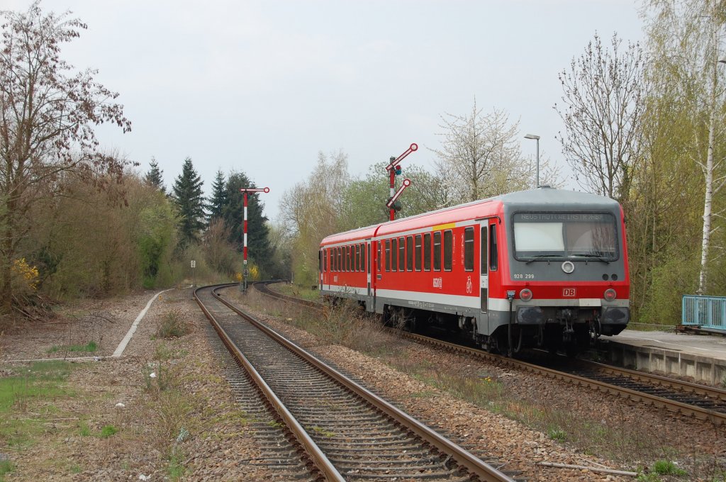 Auch sie werden wohl langsam aussterben: die 628.2. Gerade deswegen habe ich am 10.4.2010 extra noch einen Nachschuss auf den aus dem Bahnhof Kandel ausfahrenden 628 299 vom Bh Ludwigshafen gemacht.