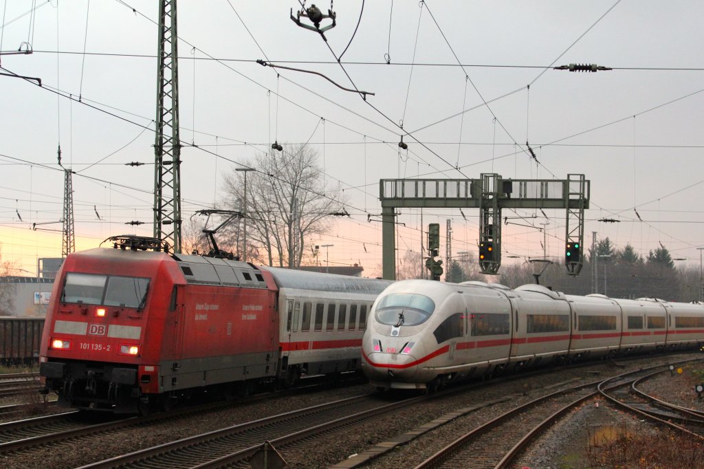 Auch so etwas ist in Paderborn mal mglich wen der ICE 1224 Mnchen-Kln mal Versptung hat und somit mit IC2151 (101 135) im Paderborner Gbf eine unbliche Begegnung hatte am 01/12/12.