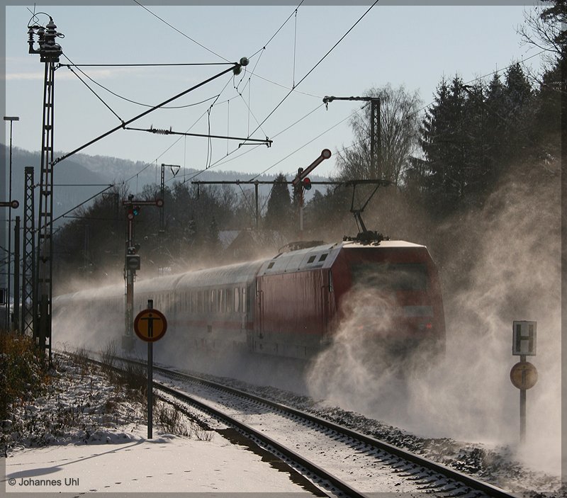 Auch so kann der Winter aussehen! 101 010-7 wirbelte am 20.12.2009 den frischen Pulverschnee auf, als sie mit ihrem IC aus Nrnberg auf der Fahrt nach Basel durch den Goldshfer Bahnhof eilte.

