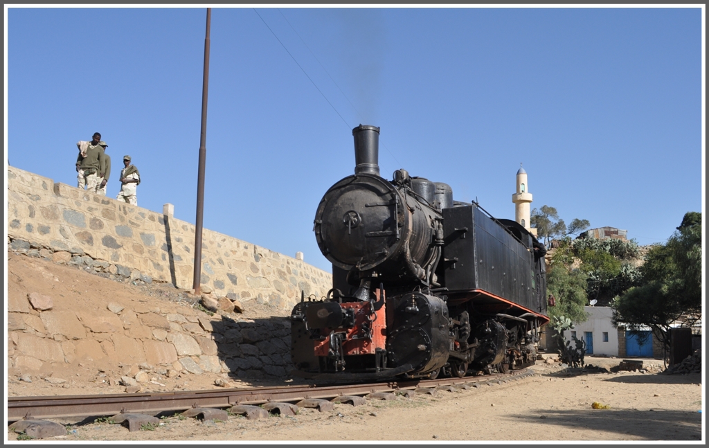Auch Soldaten lassen sich vom nicht alltglichen Geschehen auf den Geleisen der Eritreischen Eisenbahnen ablenken. 442.56 in Nefasit. (01.02.2012)