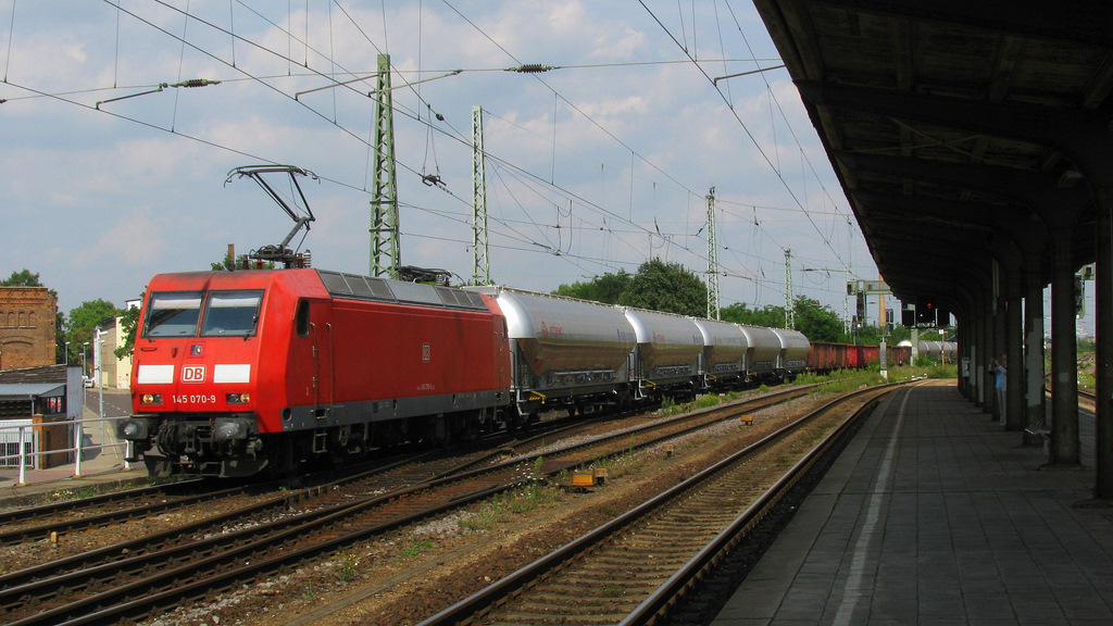 Auch sowas gibts in Magdeburg: ltere Damen fotografieren Zge (oder was anderes?). Hier ist es 145 070-9 mit einem gemischten Gterzug bei der Durchfahrt von Magdeburg Neustadt in Richtung Hbf. 03.08.2011