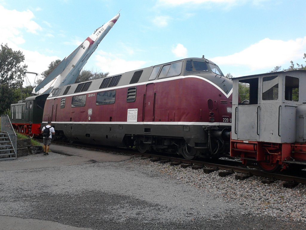 Auch in Speyer die 220 071-5 zwischen zwei weiteren Loks. (16.08.2012)