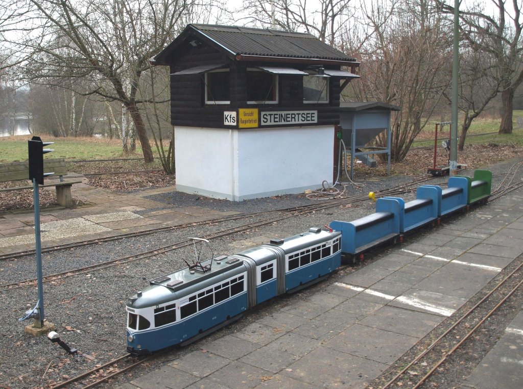 Auch eine Straenbahn lud heute zum Mitfahren ein, im Hintergrund das Stellwerk der Steinertseebahn in Kaufungen (30.3.2013).