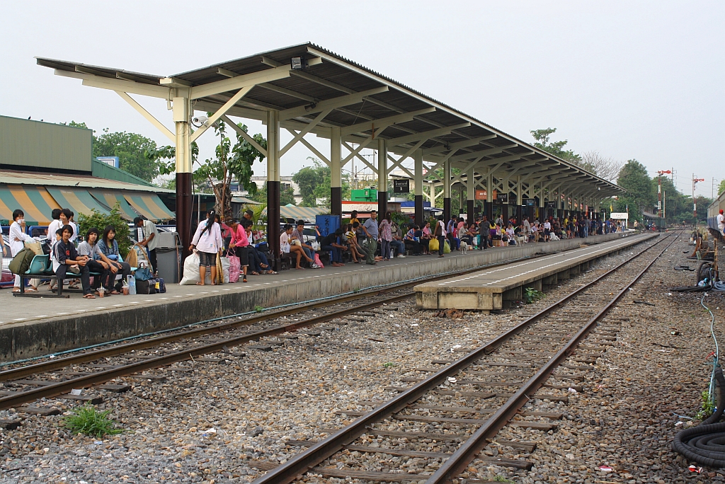 Auch in Thailand wird der Sonntag f�r Ausfl�ge genutzt. In den n�chsten 30 min. fahren hier 2 Z�ge ab, die von Passagiere schon erwartet werden. Hausbahnsteig des bangkoker Bf. Thon Buri am 13.M�rz 2011.