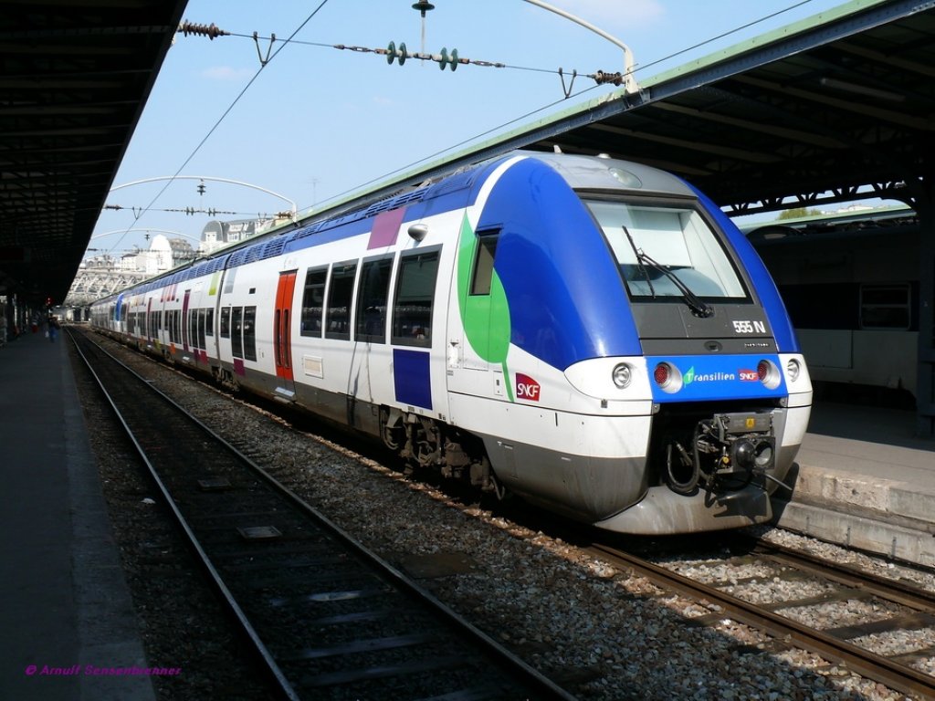 Auch Transilien (Nahverkehr in der le-de-France) hat inzwischen neue bivalente (Strom+Diesel) AGC-Triebzge im Einsatz.
Doppeltraktion aus den SNCF B82555+B82554 in Paris-Est
21.04.2009