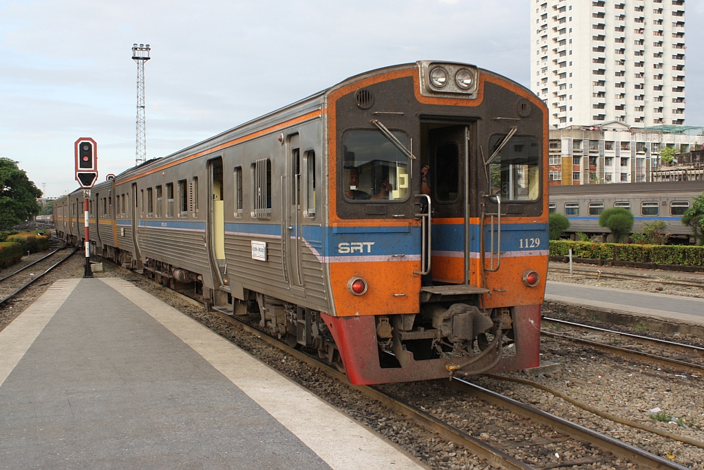 Auch die Triebwagen bleiben von den Designern nicht verschont: THN 1129 am 07.Dezember 2010 im Bf. Hua Lampong. Fand man vorher mit 2 Farben (Gelb und Rot) das Auslangen, so ben�tigt man nun 5 Farben. Auch hier blieb die Innengestaltung vom neuen Design unber�hrt.

