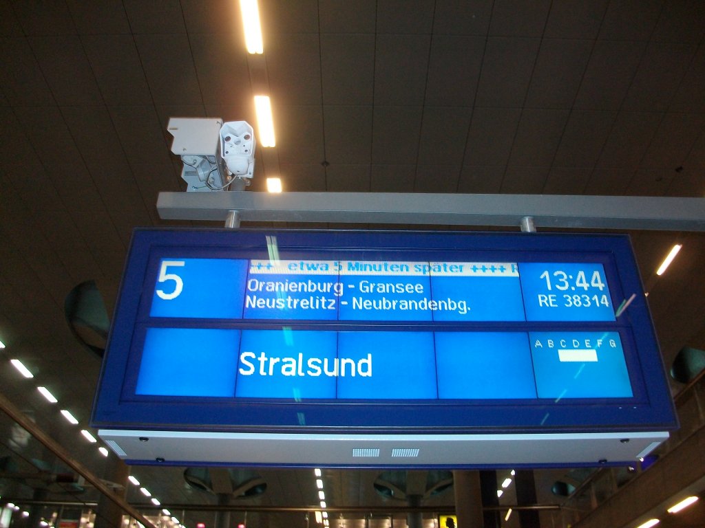 Auch ber die Verbindung kommt man nach Stralsund.Aufnahme am 09.Oktober 2010 im Berliner Hbf.