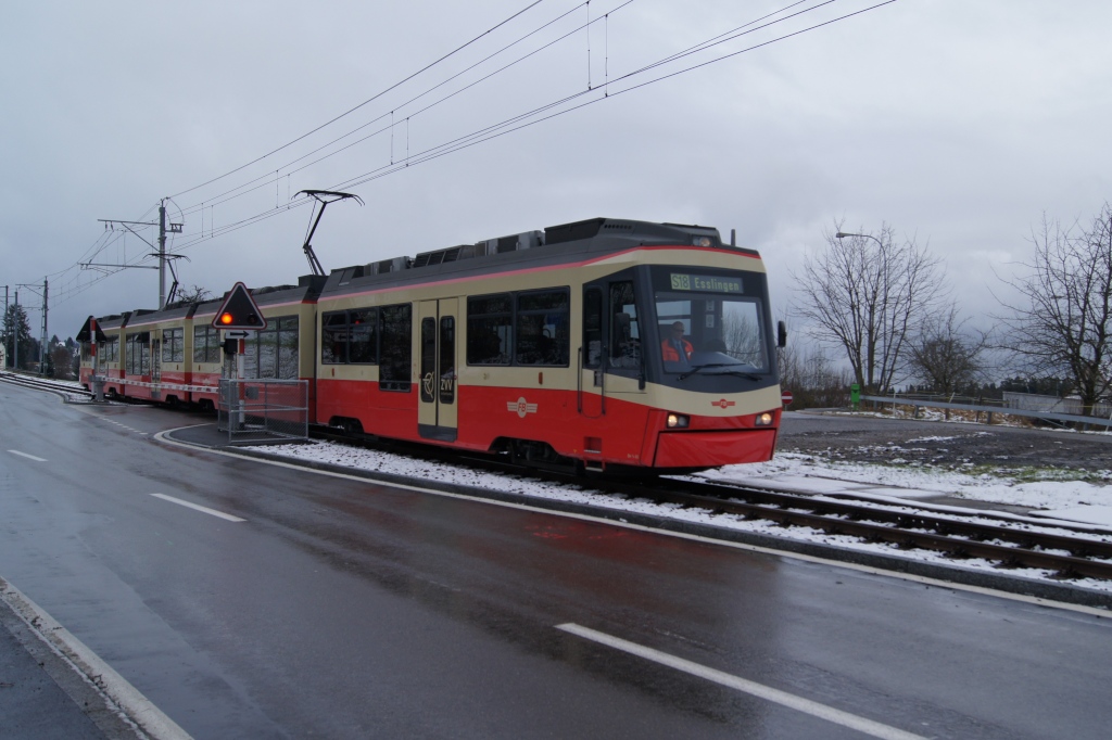 Auch der bergang unterhalb von Neuhaus wurde bereits mit einer Barriere gesichert. Auf dem Bild berquert der Be 4/6 63 gemeinsam mit dem Be 4/6 68 diesen bergang.