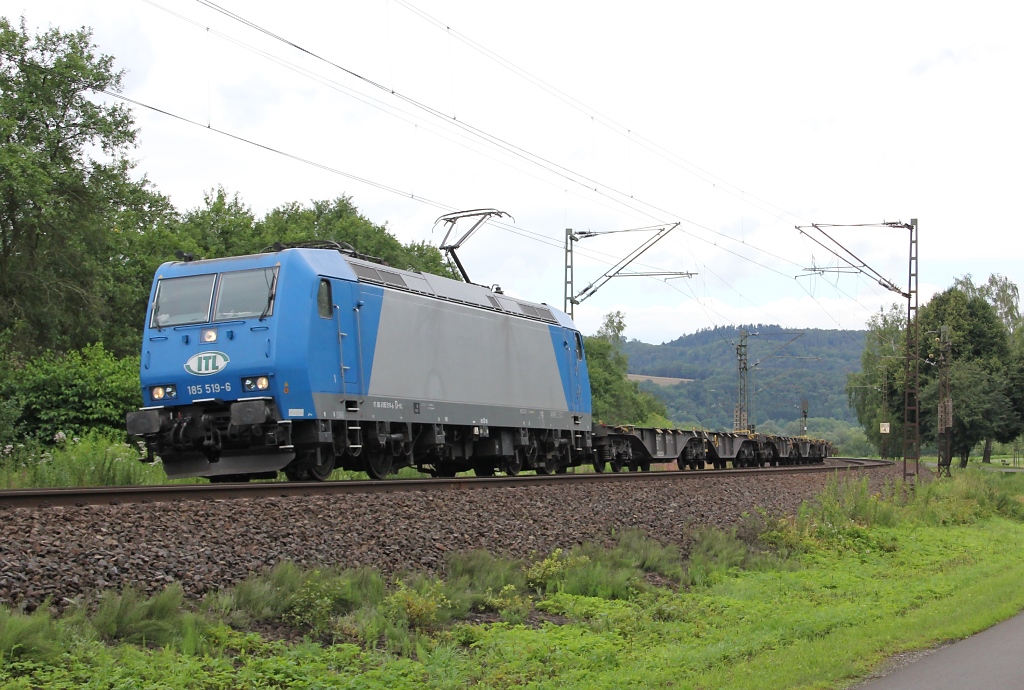 Auch ungewhnlich: 185 519-6 mit leeren Containerzug in Fahrtrichtung Sden. Aufgenommen am 19.07.2012 zwischen Albungen und Eschwege West.