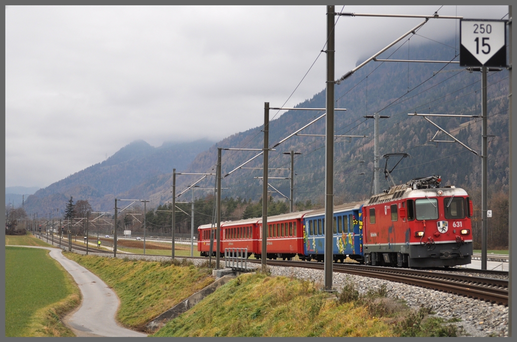 Auch vor der RhB machen hirnlose Schmierfinken keinen Halt und so fhrt die S2 1560 mit ihrer versprayten Ge 4/4 II 631  Untervaz  tagelang herum. Hier ist sie in der Steigung von Felsberg nach Chur West unterwegs. (03.12.2011)