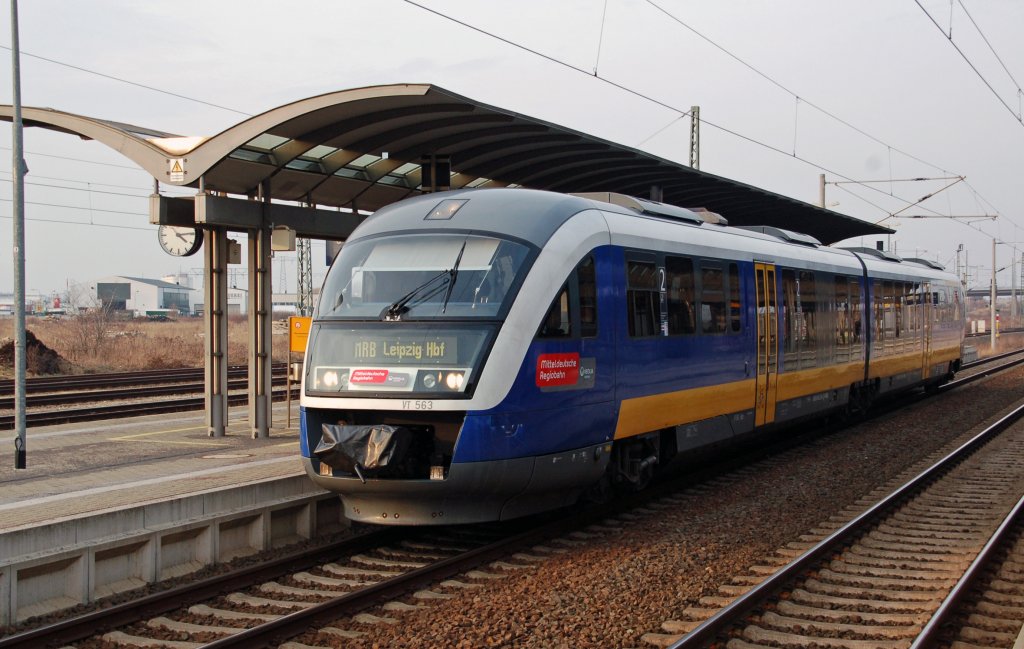 Auch der VT 563 der MRB pendelte am 15.02.11 zwischen Leipzig und Bitterfeld, hier steht er in Bitterfeld.