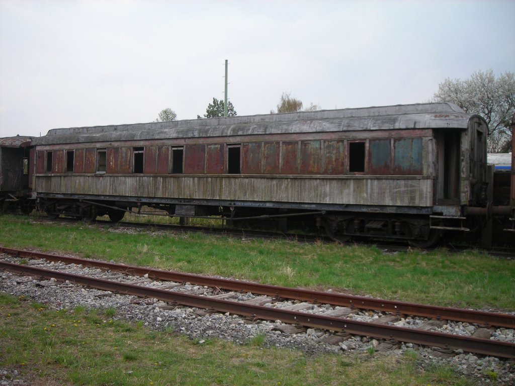 Auch ware schtze im Wagenpark hat das Heizhaus zu bieten. Dieser alte Reisezugwagen ist noch komplett aus Holz gebaut. Ein Wunder dass er so lange berlebt hat.