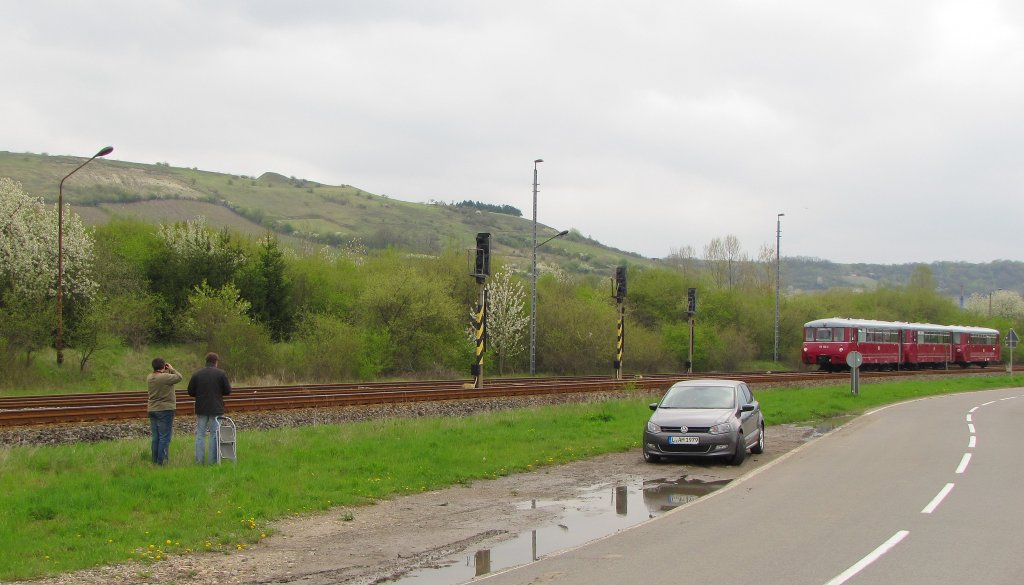 Auch eine weibliche Eisenbahnhobbyfotografin erwartete am 01.05.2013 in Karsdorf die Ferkeltaxen von Kstner Schienenbusreisen als DPE 25045 aus Chemnitz Hbf. 