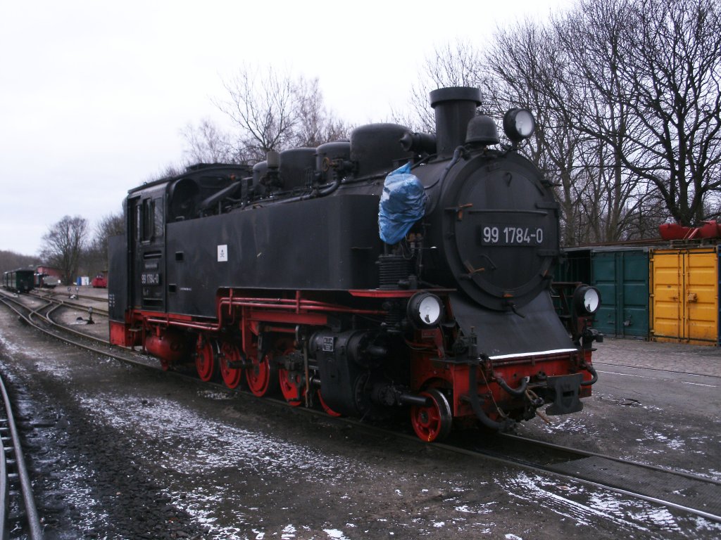 Auch wenn 99 1784 ohne Treibstangen am 19.Februar 2011 auerhalb vom Werkstattgelnde in Putbus stand,stehen in diesem Jahr alle Stammlok`s ( Aquarius C.,99 782,99 784,99 4011,99 4801,99 4802,Mh52,Mh53,251 901 und Kf 6003)vom Roland einsatzbereit zur Verfgung,sogar eine neue Lok(99 1781)soll nach Rgen kommen !