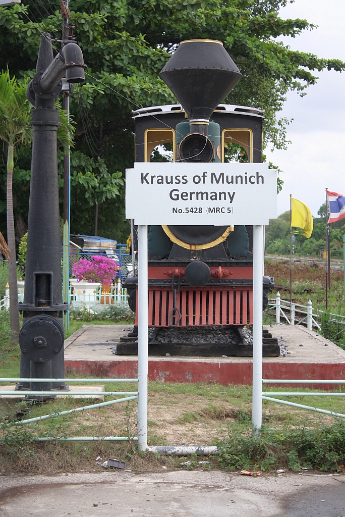 Auch wenn ein Schild, und auf der Lok jede Menge Plagiatschildern auf die MRC 5 hinweisen, die in den Kreuzkopfführungen (welche normalerweise nie unter den Loks getauscht werden) eingeschlagenen Nummern weisen die Lok als MRC 4, ex MRC 1 (1B-n2t, Krauss-München/Sendling, Bauj. 1906, Fab.Nr. 5427) aus. Aufgestellt als Denkmallok beim Eingang zum Depot Bang Sue. Bild vom 18.Mai 2012. 

