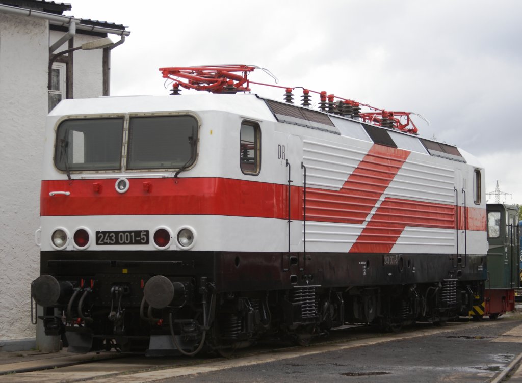 Auch wenn es den Anschein hat, es ist NICHT  die original 143 001, sondern 143 117 in der Lackierung der ersten Maschine, wie sie zur Leipziger Frhjahrsmesse 1982 prsentiert wurde und welche dieser den Beinahmen  White Lady  einbrachte. Ursprnglich fr 160 km/h konstruktiv ausgelegt, wurde die Hchstgeschwindigkeit dieser Baureihe zugunsten der Zugkraft, aber auch weil keine der damaligen Strecken der Deutschen Reichsbahn fr hhere Geschwindigkeit zugelassen war, auf 120 km/h begrenzt. Von dieser Maschine wurden ber 600 Stck gebaut, von denen viele bis heute auf dem gesamten deutschen Streckennetz zuverlssig ihren Dienst tun. Die Aufnahme entstand am 08.10.2011 anllich des Eisenbahnfestes im ehemaligen Bw Weimar.
Die Original 143 001 (Prototyp) fhrt zurzeit brigens in oranger Farbgebung fr ArcelorMittal!