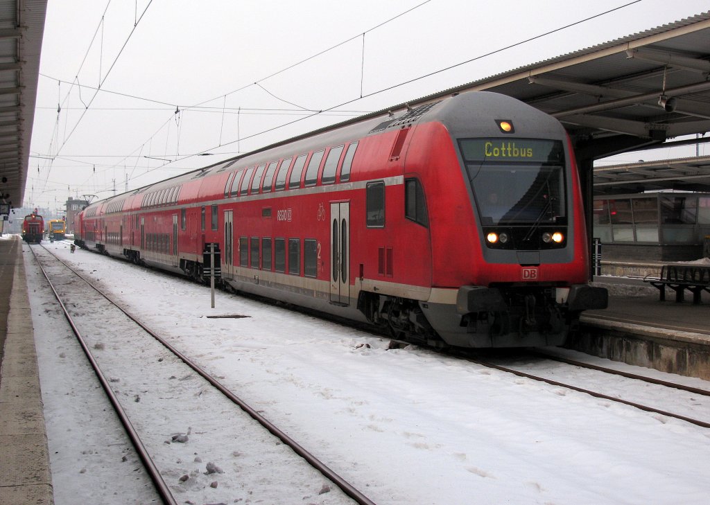 Auch wenn es nicht dran steht, es ist der RE 2 nach Cottbus. Im Hintergrund verdrng ihn bereits die ODEG nach Bad Saarow, die ihn auch ab 2012 verdrngen wird.