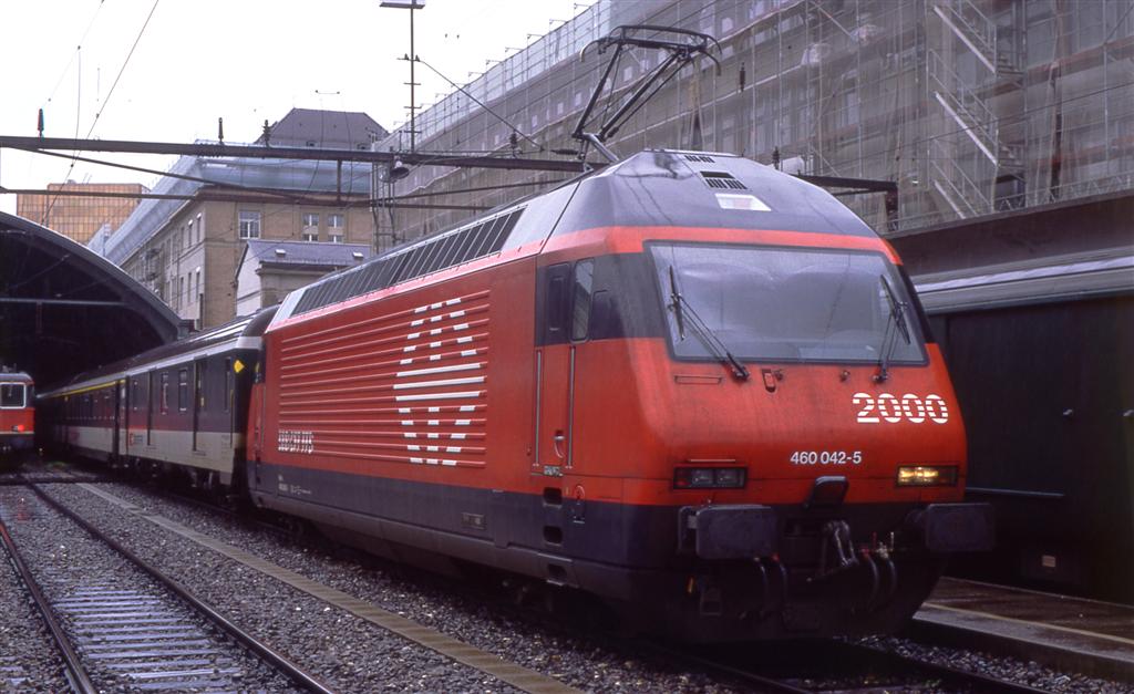 Auch wenn es nicht so sommerlich aussieht, aber diese Aufnahme der 460 042-5 entstand im Julu 1997 in St. Gallen. Scan vom Dia. 