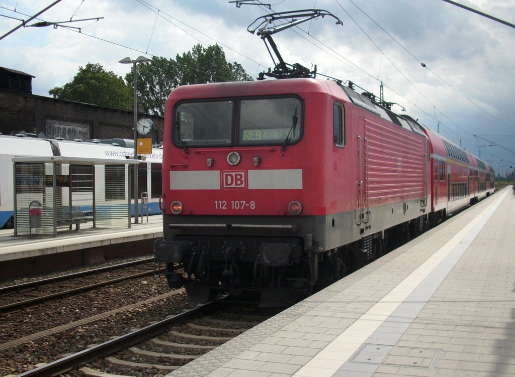 Auch wenn die Flirt`s die Nachfolge von den Dostos angetreten haben,so kann man bei einem Ausfall von einem Flirtzug wieder Dostos auf R�gen erleben.So fiel am 20.Juli 2009 ein Flirtzug aus,so das 112 107 mit Dostos den Bahnhof Bergen/R�gen verlie�.