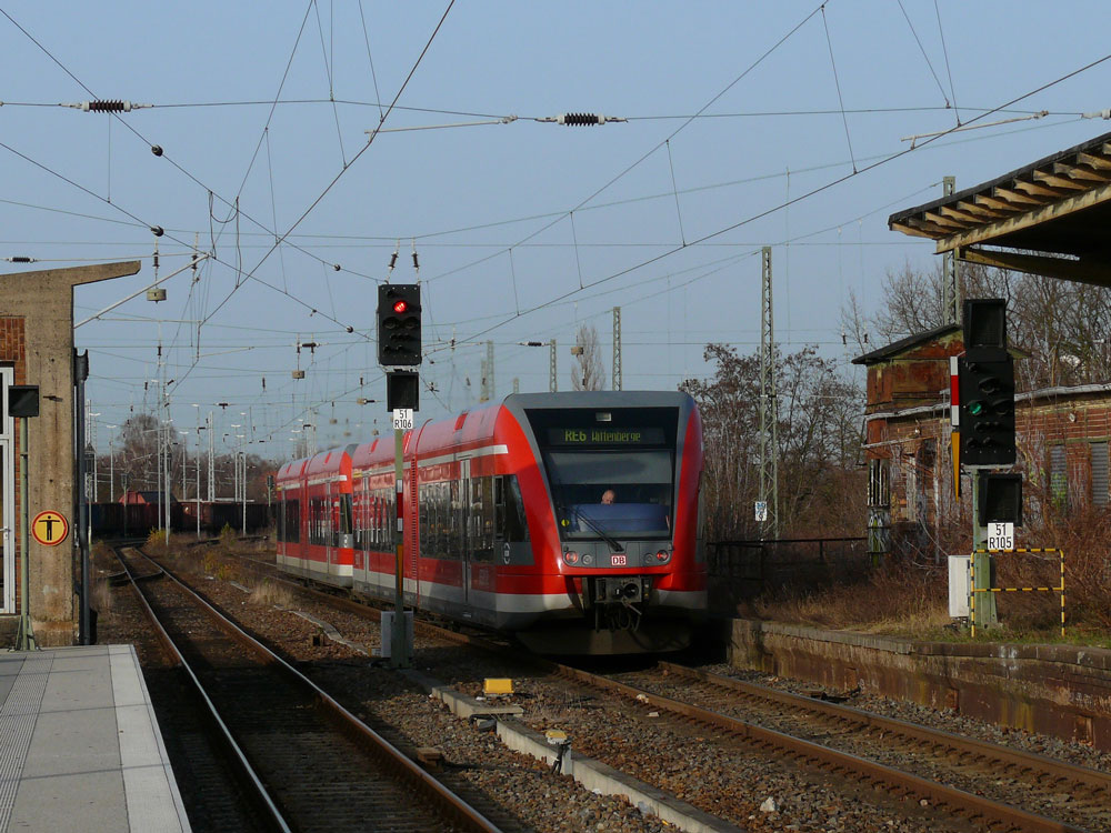 Auch wenn im Fhrerstand der TF zu sehen ist, es handelt sich um einen Nachschuss auf zwei 646 (Stadler GTW) bei Ausfahrt aus Hennigsdorf (bei Berlin) als RE6 nach Wittenberge, 20.11.2009
