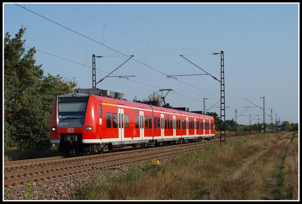 Auch wenn ich definitiv kein Fan dieser Fahrzeug bin, werden sie trotzdem ab und zu fotografiert. Hier fhrt ein 425 als RB2 von Mannheim nach Karlsruhe bei Wiesental gen Sden (8.9.2009)