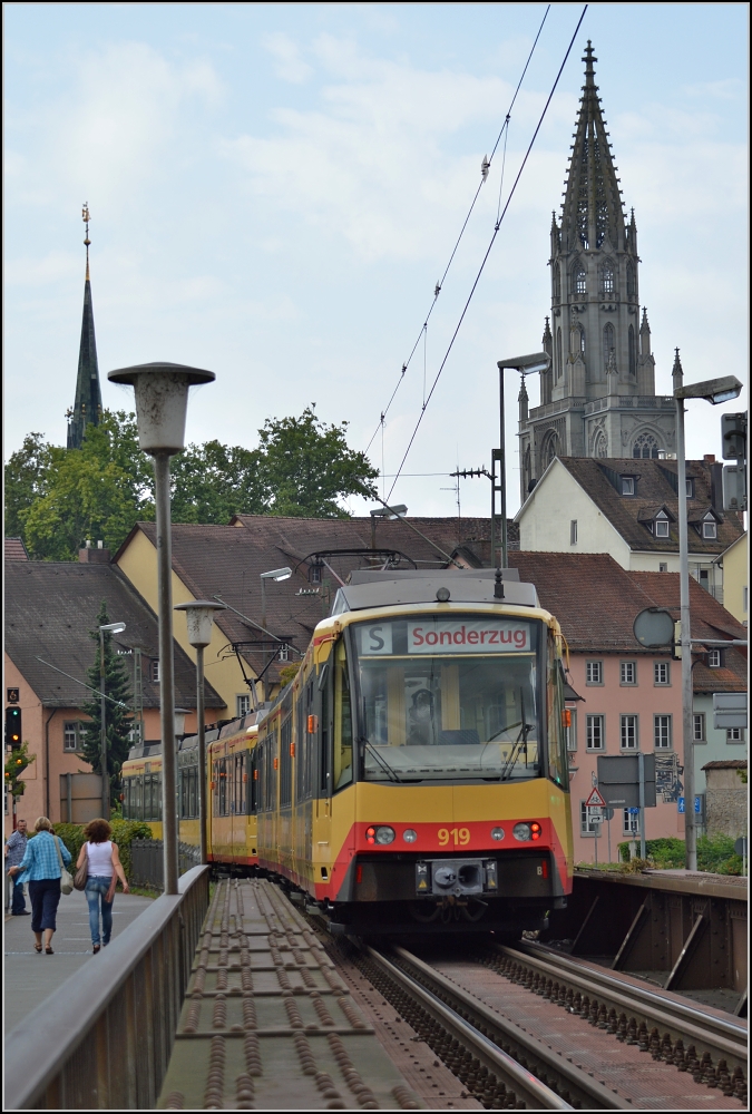 Auch wenn ich hier immer noch auf die Dampflok vor der Gotik warte, jetzt wurde es die Straenbahn. Kontanz auf der Rheinbrcke im August 2012.