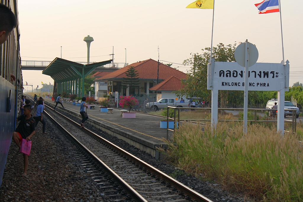 Auch wenn links des Zuges ein Bahnsteig ist, in diese Richtung mchte man ja nicht; Bf. Khlong Bang Phra am 27.Oktober 2010.