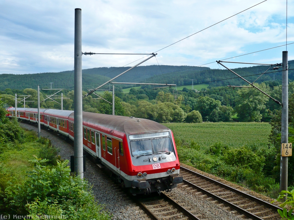 Auch wenn man es nicht vermuten würde, so bietet sich uns hier doch ein äußerst seltener Anblick! Diese Halberstädter-Garnitur mit schiebendem U-Boot 219 084 ist hier zwischen Breternitz und Saalfeld mit gut 40 Minuten Verspätung als Sonder-RE 16614 aus Bad Lobenstein auf dem Weg zum nächsten Halt, Saalfeld (Saale). Der Zug fuhr ab Saalfeld mit Halt in Rudolstadt, Göschwitz, Jena West und Weimar nach Erfurt Hbf. (08.08.2010)