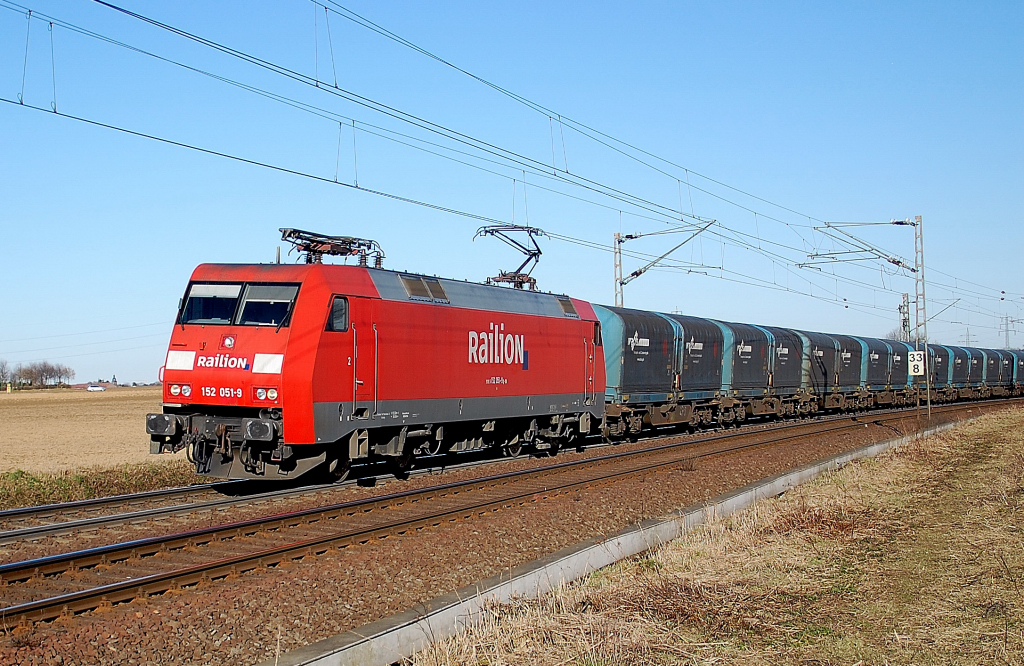 Auch wenn man es nicht glauben mag, aber auch an diesem Rosenmontag kommt der Umleiter Nievenheim-Gttingen ber die KBS 465 von 152 051-9 gezogen daher. 7.3.2011