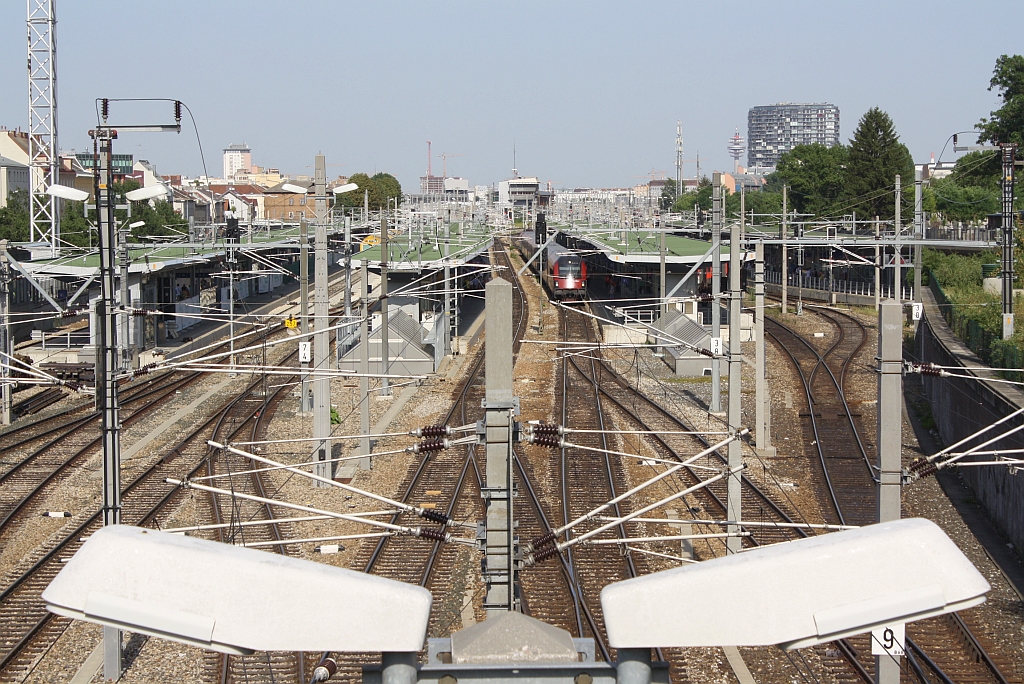 Auch wenn man es nicht glauben mag, aber unter dem Masten- und Auslegerchaos verbirgt sich der Bahnhof Wien Meidling. Bild vom 07.August 2013.