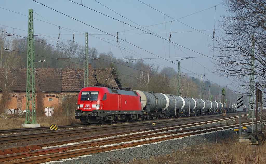 Auch wenn mir das viele DB-rot nicht gefllt, ist so eine DB 182er doch erfrischend zwischen all den schwarzen Stieren. 182 023-2 bespannte am 01.03.2011 einen Kesselwagenzug in Richtung Sden. Aufgenommen am B Eltmannshausen/Oberhone.