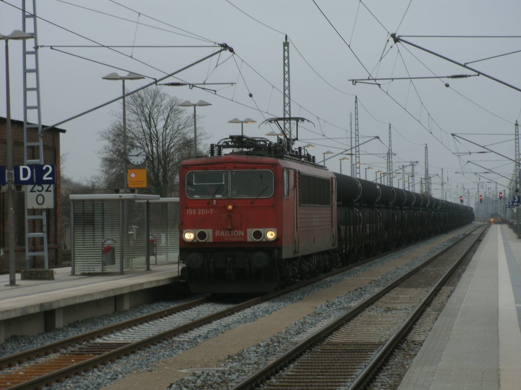 Auch wenn in Mukran noch gengend Rohre lagern und die Ostseegasleitung schon am Bau ist,sorgen die Rohrzge aus Mhlheim weiter,das in Mukran gengend Nachschub an Rohren ist.Am 06.April 2011 durchfuhr 155 201 Bergen/Rgen nach Mukran.
