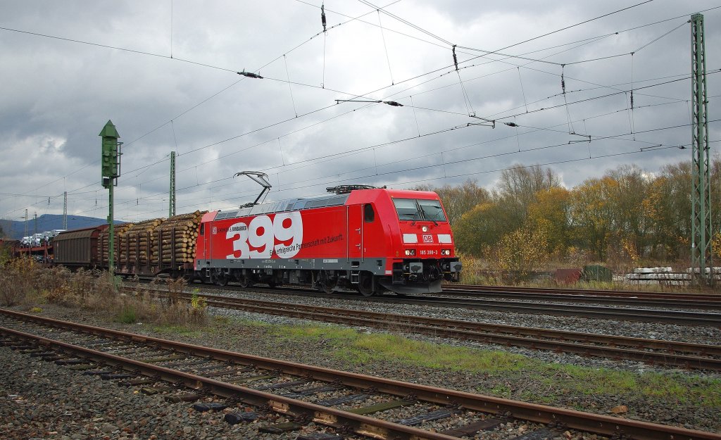 Auch wenn sie der DB angehrt, bietet sie doch etwas mehr Abwechslung im Alltags-rot. 185 399-3, die letzte von Bombardier an die DB ausgelieferte Lok der Baureihe 185. Hier mit Gz in Fahrtrichtung Sden in Eschwege West. Aufgenommen am 11.11.2010.