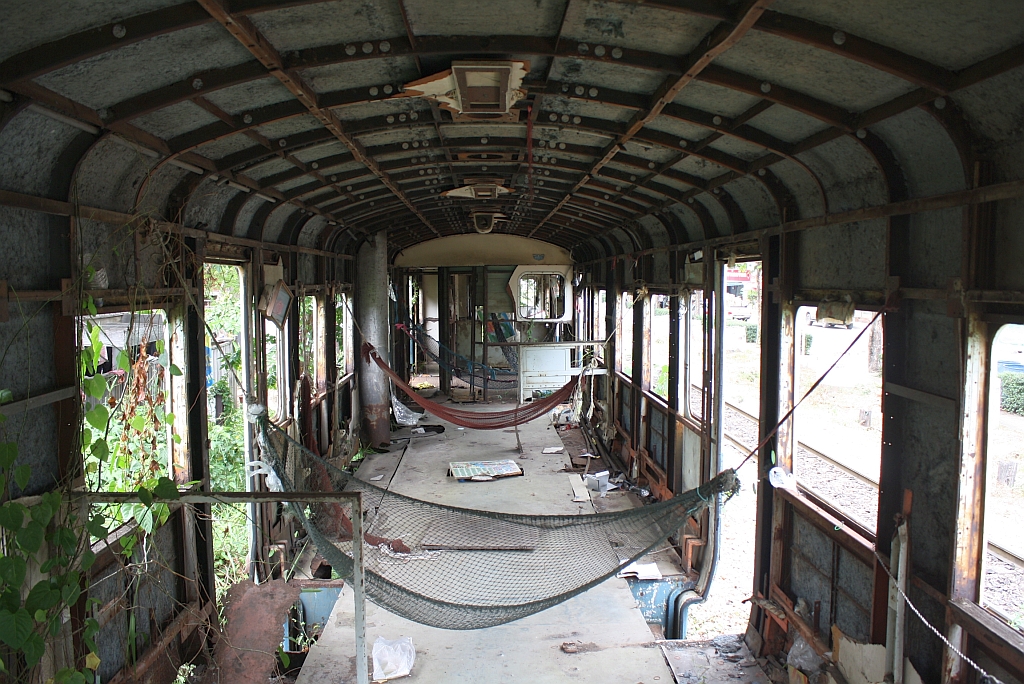 Auch wenn der Wagenkasten des RH 1001 (Niigata, Bauj. 1961) ausgeschlachtet ist und verottet, kann doch noch jemand einen Verwendungszweck darin sehen. Bild vom 24.Juli 2012.