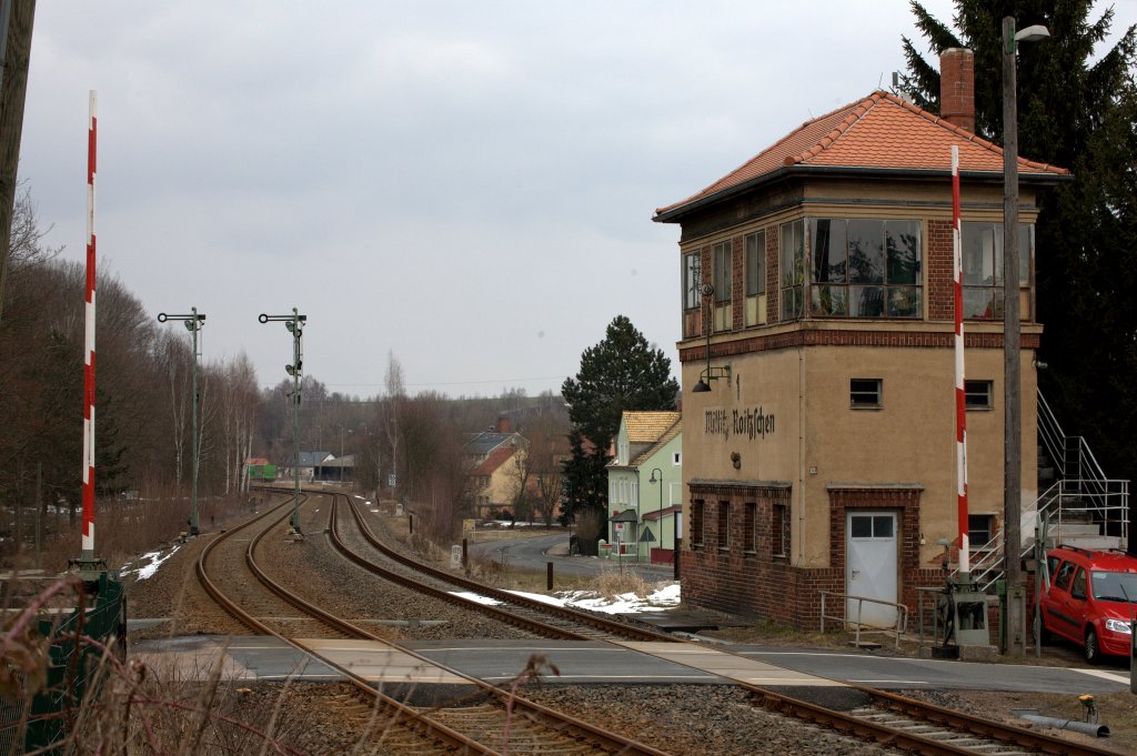 Auch wenn der Zugverkehr nur mig ist, Miltitz  Roitzschen im Triebischtal ist ein Kreuzungsbahnhof und das Stellwerk ist besetzt.01.04.2013  17:31 Uhr