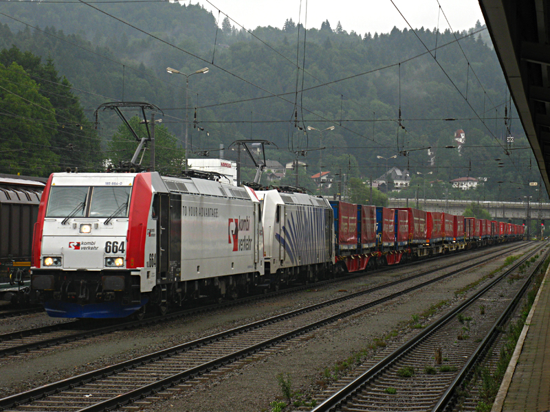 Auch den Winnerganzzug durfte ich ablichten: In Kufstein mit 185 664 und 185 662.

Lg