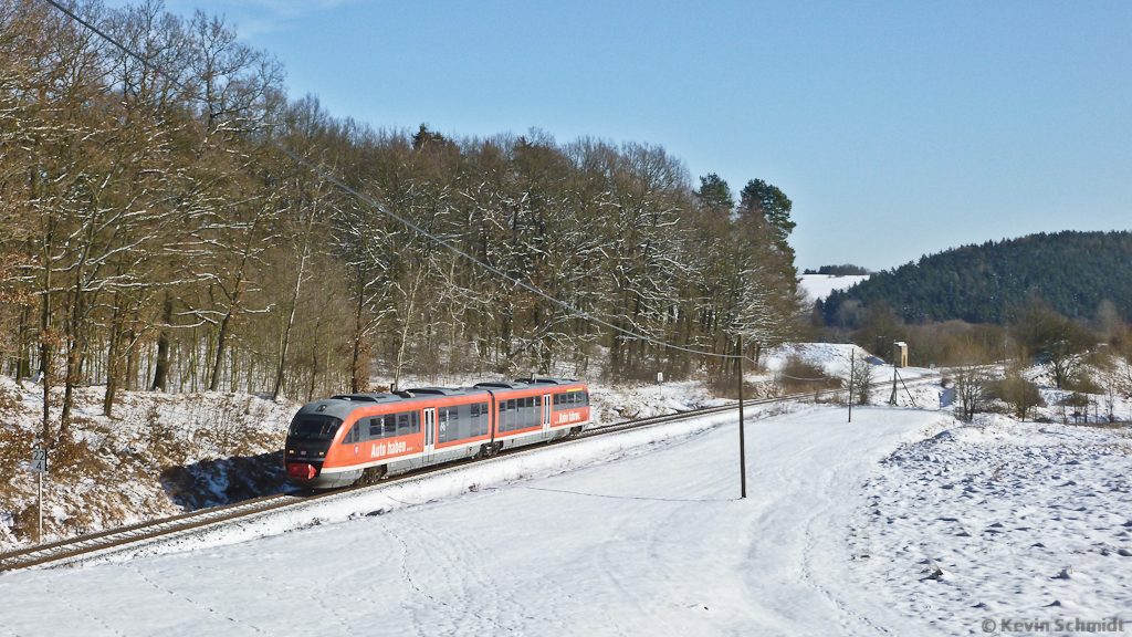 Auch Winterbilder sollen in meiner Abschiedsfotoserie nicht fehlen. Dieser Desiro ist als RB Saalfeld - Erfurt gerade im Hügelland der Ilm-Saale-Platte bei Singen unterwegs. (12.02.2012)