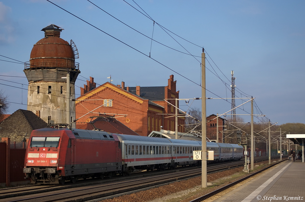 Auch die Zeit der MRCE 182er am EC 248/249 sind zu Ende. Hier die 101 089-1 mit dem EC 248 von Krakow Glowny nach Hamburg-Altona in Rathenow. 05.04.2012