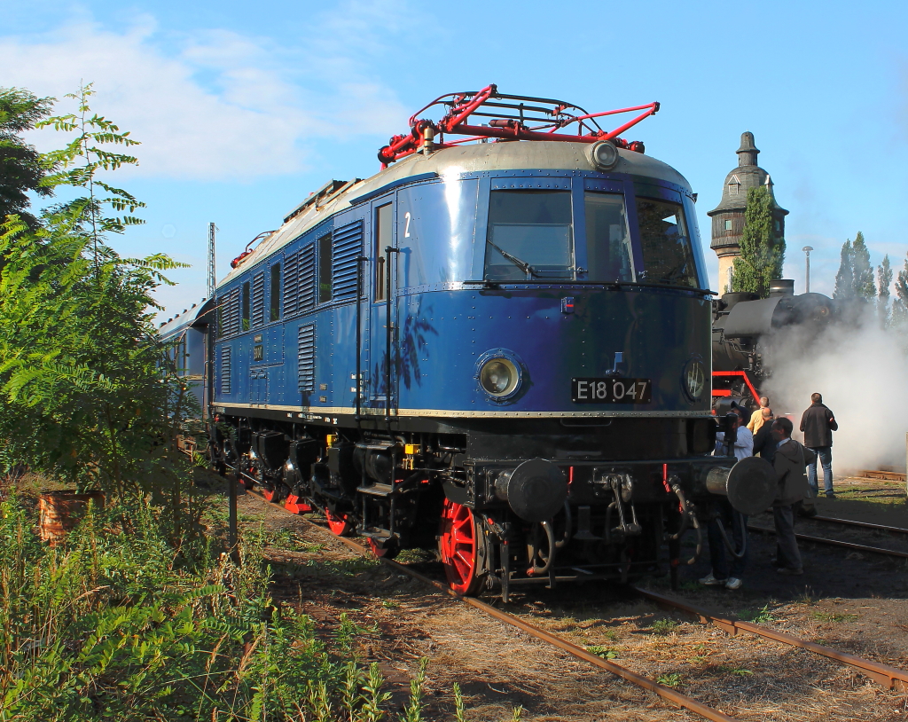 Auch zu Gast beim 9. Eisenbahnfest im Bw Berlin-Schneweide am 08.09.2012, die E 18 047, des DB-Museums Nrnberg. Dampflok mit Dampf und und Wasserturm, das passt in die Zeit der E 18.