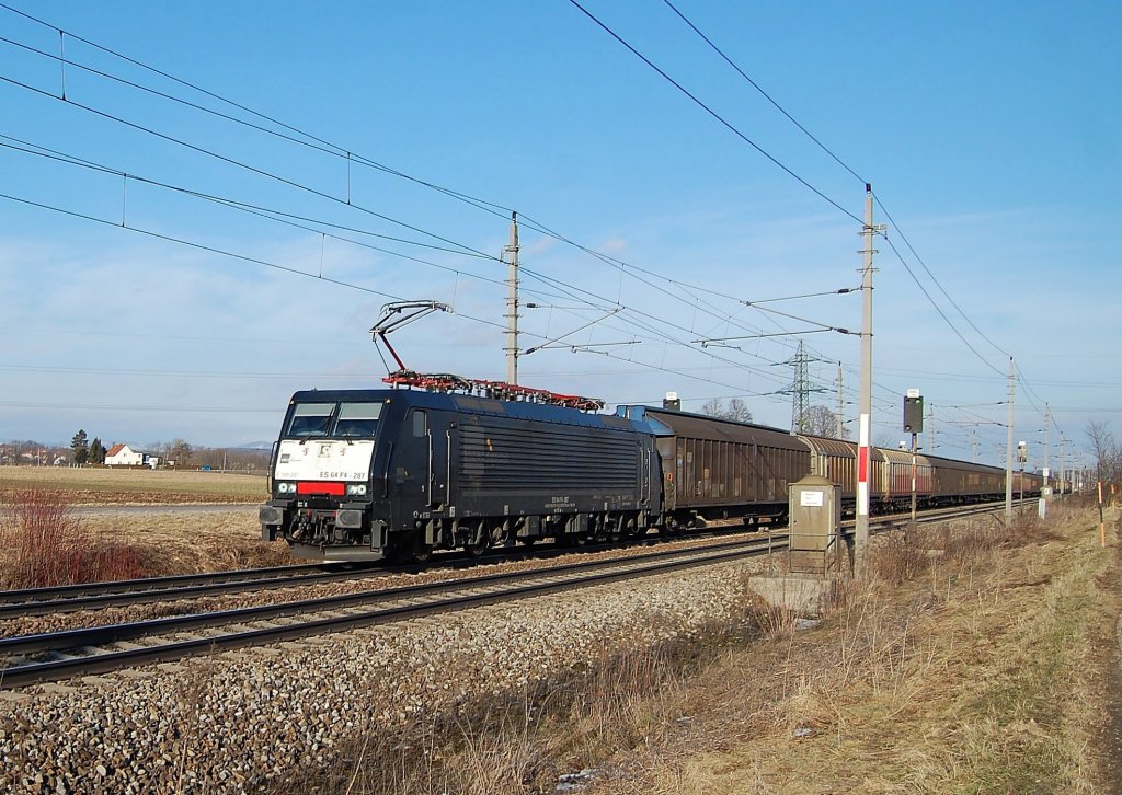 Auch zu sehen war am 05.02.2011 in Marchtrenk die
ES 64 F4-287 mit einem Gterzug.