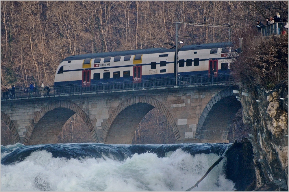 Auch die Zrcher S-Bahn mit dem 514 gibt auf dem Rheinfallviadukt ein Stelldichein, mit Fotowolke im April 2013.