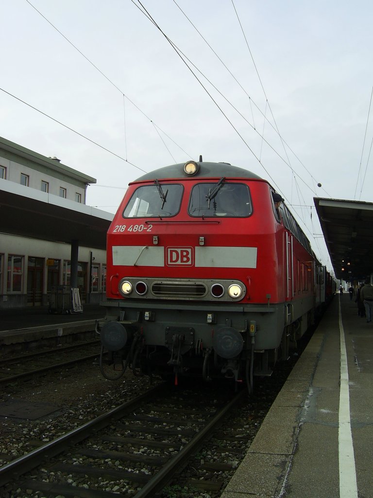 Auch zum Ende der 218-Einstze im Elsenztal habe ich nochmal in meinem Archiv gestbert und bin auf dieses Bild von 218 480-2 gestoen. Es zeigt die Karlsruher Lok am 14.3.2009 im Heilbronner Bahnhof. In wenigen Minuten wird sie sich mit ihrem RE ber Sinsheim auf Richtung Heidelberg machen. Zum Fahrplanwechsel sollen die Einstze der Karlsruher 218 auf der Elsenztalbahn wohl eingestellt werden.  
