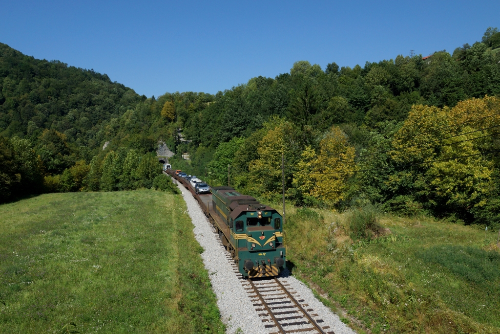 Auch die zweite Autozugleitstung des Tages wird ab Most na Soci gefahren und so konnte der AVT 854 wiederum mit der 664.117 nahe Podmelec abgelichtet werden. 22.07.2013