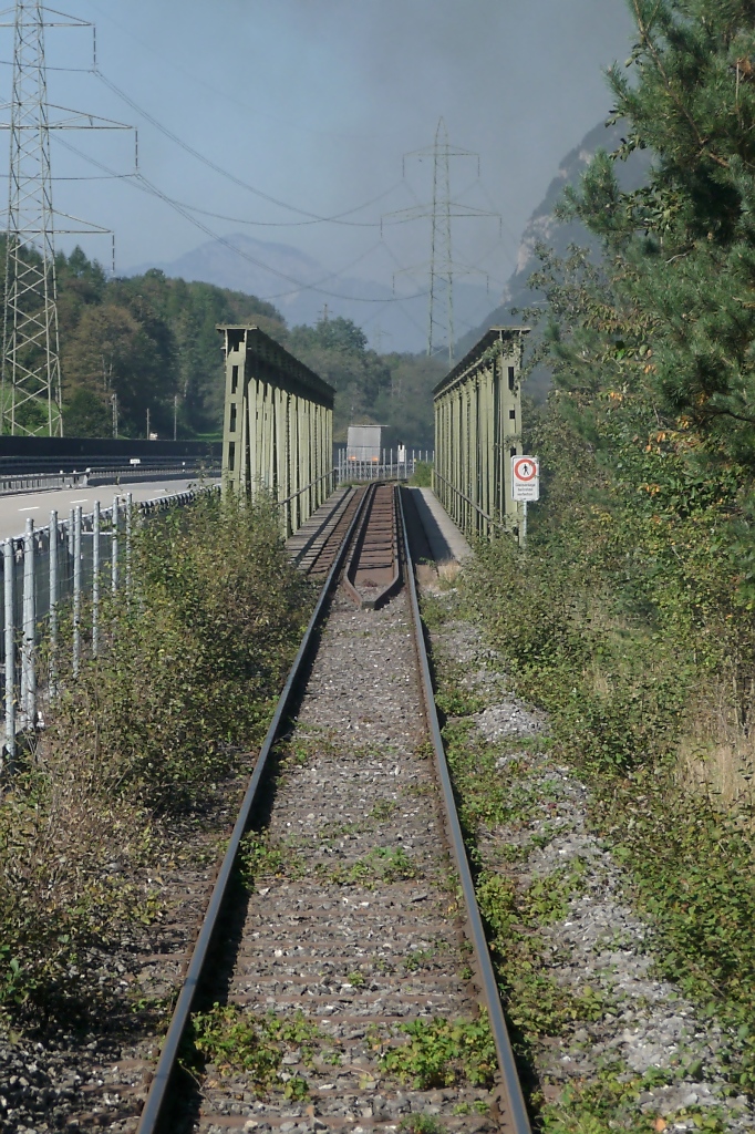 Auch diese zweite Brcke ber die Reuss wird wohl demnchst Geschichte sein wie das gesamte Anschlussgleis zum Schotterwerk Amsteg. 1.10.2011 